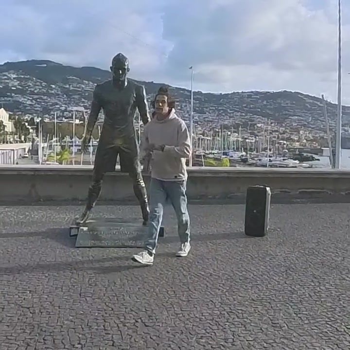 乐鱼-一人烧C罗雕像后疯狂跳舞，葡媒：此人有前科，警方正追查